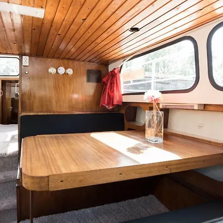 Basichouseboat Nearcenter