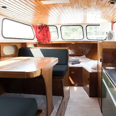 Basichouseboat Nearcenter