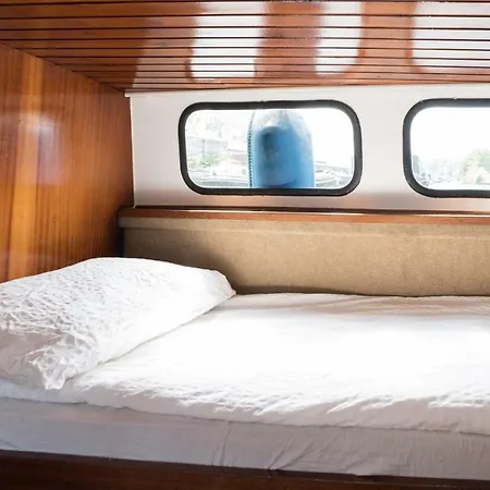 Basichouseboat Nearcenter