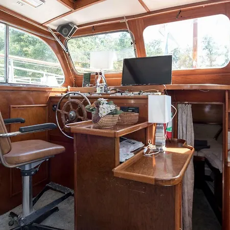 Basichouseboat Nearcenter