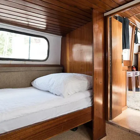 Basichouseboat Nearcenter