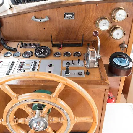 Basichouseboat Nearcenter