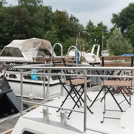 Basichouseboat Nearcenter