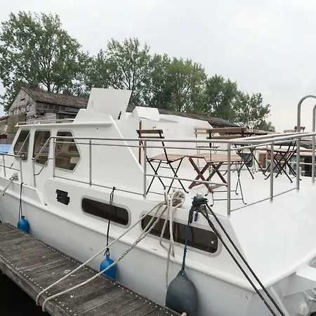 Basichouseboat Nearcenter *