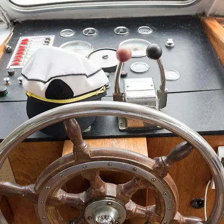 Basichouseboat Nearcenter *