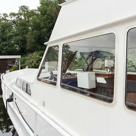 Basichouseboat Nearcenter Amsterdam