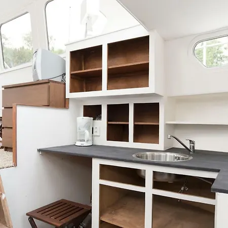 Basichouseboat Nearcenter