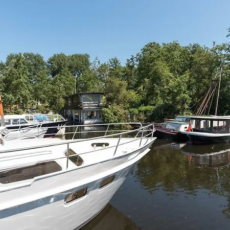 Basichouseboat Nearcenter