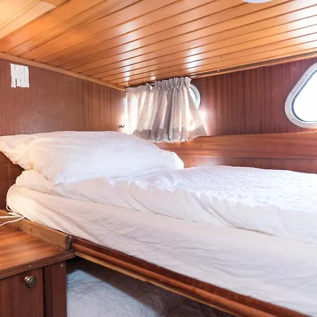 Basichouseboat Nearcenter *