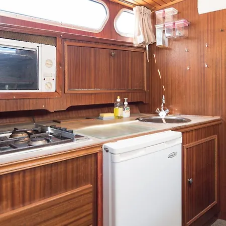 Basichouseboat Nearcenter Apartmán *