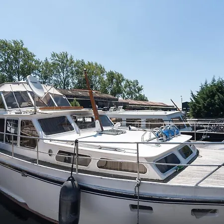 Basichouseboat Nearcenter